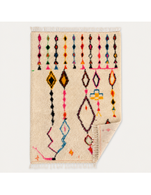 Tapis Beni Ouarain ivoire crème présenté de face, revers non visible