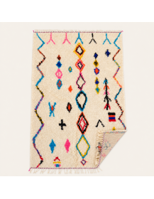 Tapis artisanal marocain rectangulaire présenté côté face avec texture ivoire écru et motifs multicolores