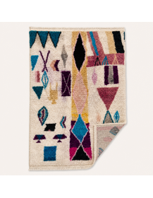Détail du tapis artisanal marocain en laine ivoire écru présenté de dos
