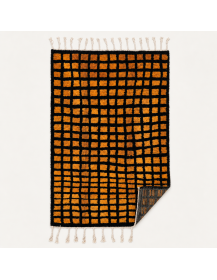 Tapis Beni Ouarain noir et orange brûlé présenté de face, envers non visible