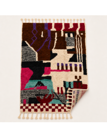 Tapis artisanal marocain rectangulaire présenté côté envers non visible