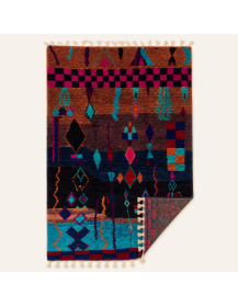 Vue du tapis artisanal marocain en laine présenté sur sa face avant ; le revers n’est pas visible