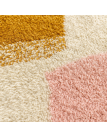 Gros plan sur la texture dense et moelleuse de la laine du tapis Beni Ouarain artisanal