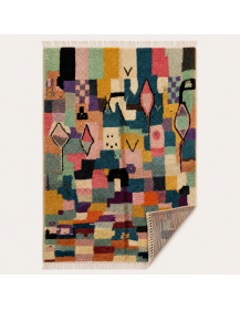 Vue du tapis artisanal marocain présentant ses bords souples et ses franges écrues sur les petits côtés