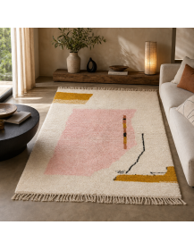 Tapis Beni Ouarain ivoire et rose poudré dans un salon contemporain chaleureux