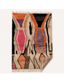 Vue du tapis artisanal marocain en laine, face arrière non visible