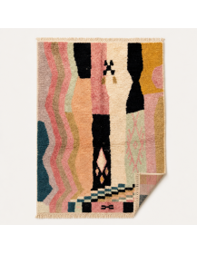 Vue du tapis artisanal marocain en laine avec son envers non visible