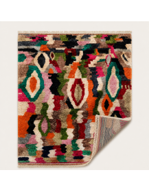 Tapis Beni Ouarain artisanal marocain présenté avec ses bords et franges irréguliers