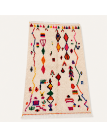 Vue en perspective du tapis Beni Ouarain ivoire et multicolore à la texture de laine moelleuse
