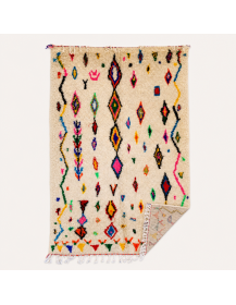 Détail du bord d’un tapis artisanal marocain en laine ivoire crème