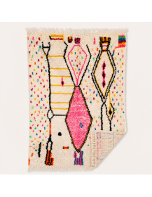 Tapis artisanal marocain rectangulaire présenté côté face, revers non visible