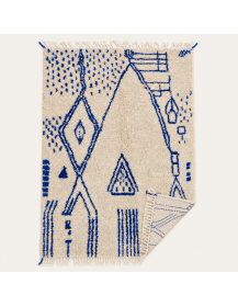 Tapis Beni Ouarain écru et bleu cobalt présenté de face, revers non visible