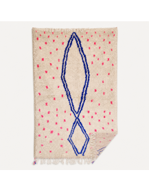 Tapis artisanal marocain rectangulaire présenté côté face, revers non visible
