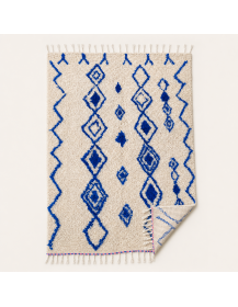 Vue du tapis artisanal marocain ivoire écru et bleu cobalt présenté sur son revers