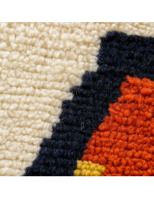 Détail de la texture bouclée et moelleuse de la laine avec motifs colorés irréguliers