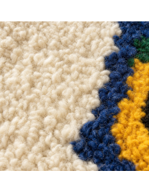 Détail des fibres épaisses et bouclées en laine du tapis artisanal marocain