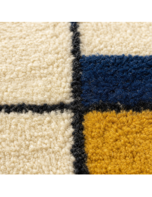 Détail de la texture dense et duveteuse de la laine du tapis Beni Ouarain ivoire crème