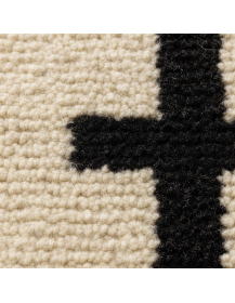Détail de la texture laineuse et du motif géométrique noir en relief subtil
