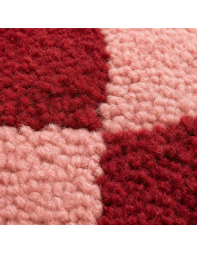 Détail de la texture douce et irrégulière de la laine et des carrés du damier