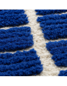 Détail de la texture dense et moelleuse de la laine bleu cobalt en relief