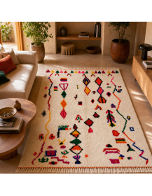 Tapis Beni Ouarain ivoire et multicolore dans un salon chaleureux contemporain