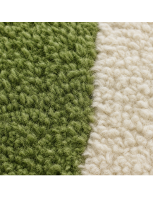 Gros plan sur la texture dense et moelleuse de la laine du tapis Beni Ouarain