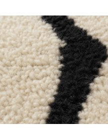 Détail de la laine dense et légèrement hirsute avec lignes noires et fibres ivoire naturellement irrégulières
