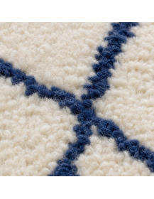 Détail de la texture laineuse mate et légèrement duveteuse avec lignes indigo du tapis