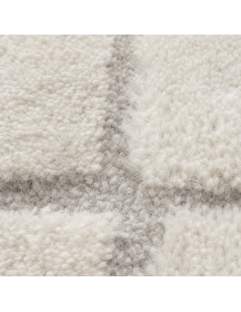 Détail de la laine ivoire et du relief géométrique gravé high-low