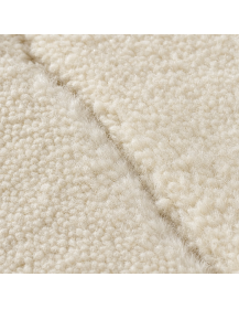 Détail de la laine douce et légèrement duveteuse du tapis Beni Ouarain ivoire