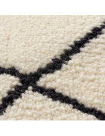 Détail de la texture mate de la laine et des lignes géométriques noir charbon