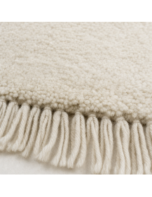 Détail de la surface en laine du tapis Beni Ouarain ivoire avec variations naturelles du poil