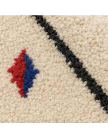Détail de la texture laineuse mate et légèrement duveteuse du tapis artisanal marocain