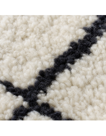 Détail de la texture dense et irrégulière de la laine d’un tapis Beni Ouarain ivoire