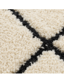 Détail de la laine dense et duveteuse du tapis ivoire avec lignes géométriques noir charbon