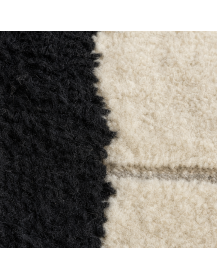 Détail de la texture mate et laineuse des bandes ivoire et noir charbon