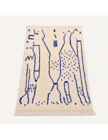 Tapis berbère artisanal ivoire et bleu roi présenté en perspective