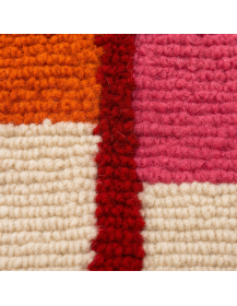 Gros plan sur la texture shaggy et les fibres de laine du tapis Beni Ouarain