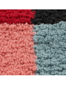 Détail de la texture épaisse et bouclée de la laine du tapis artisanal marocain