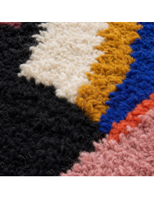 Détail de la texture dense et pelucheuse de la laine du tapis artisanal marocain