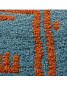 Détail de la laine dense et des lignes orange rouille en relief