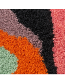 Détail du velours touffeté en laine et des fibres irrégulières du tapis artisanal marocain