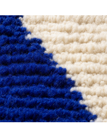 Détail de la laine dense, des rangées horizontales tuftées et des fibres irrégulières du tapis