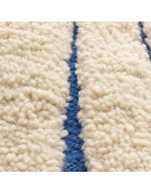 Détail de la laine dense et bouclée avec relief textile et lignes bleu gris