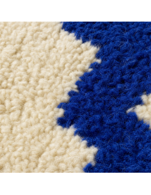Détail du velours laineux et des contours irréguliers d’une bande bleu cobalt