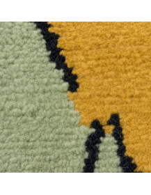 Détail de la texture laineuse mate et des fibres irrégulières du tapis artisanal marocain