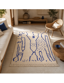 Tapis Beni Ouarain ivoire et bleu roi dans un salon contemporain chaleureux