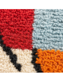 Détail de la laine bouclée et irrégulière d’un tapis artisanal marocain