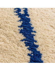 Gros plan sur la texture moelleuse de la laine et les motifs géométriques bleu cobalt