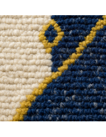 Gros plan sur la texture dense de la laine, les rangées horizontales et les fibres irrégulières du tapis